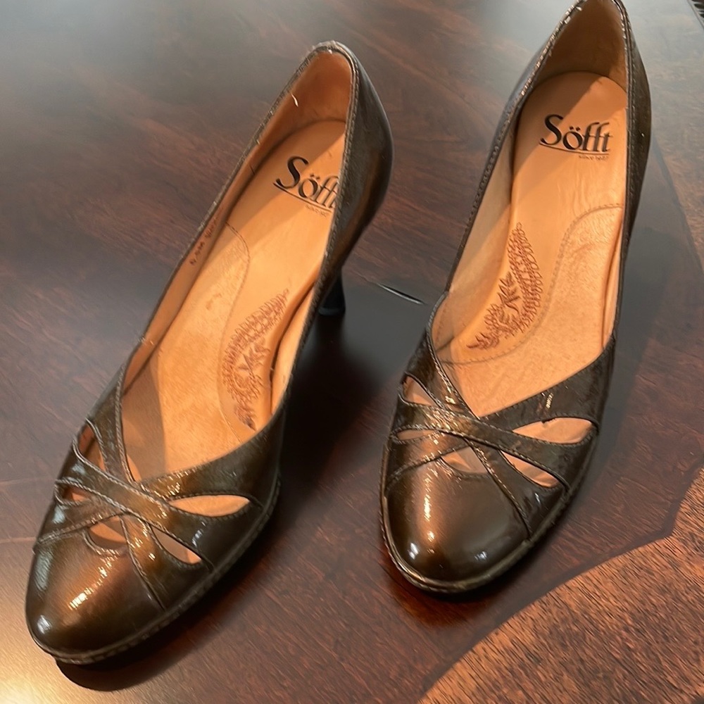 Ladies Sofft Brand heel. Bronze color.  Cut out pattern. Never worn.